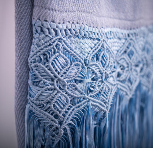 mantilla sf con macrame celeste